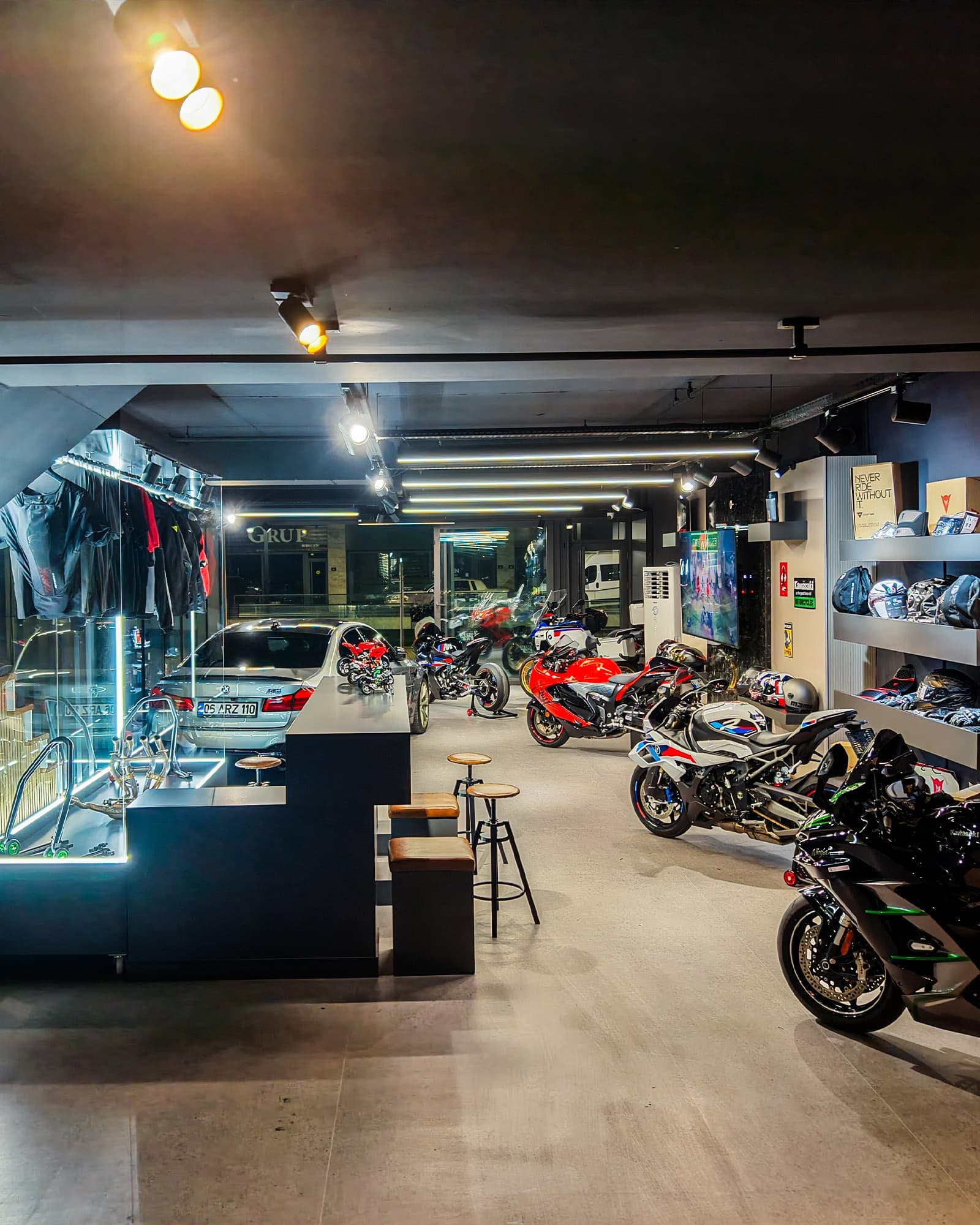 ARZ Garage showroom