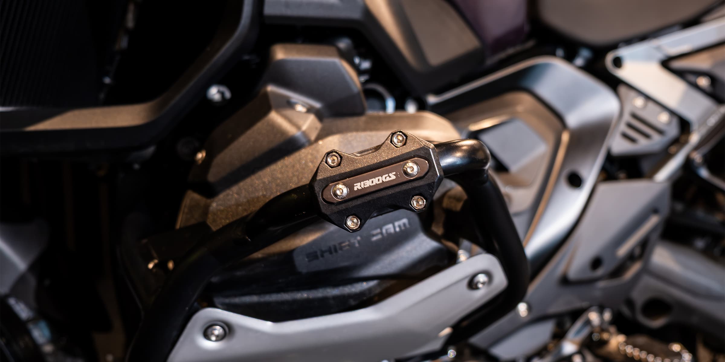 BMW R 1300 GS Adventure Triple Black 2025, showroomda sağ yandan geniş kadraj