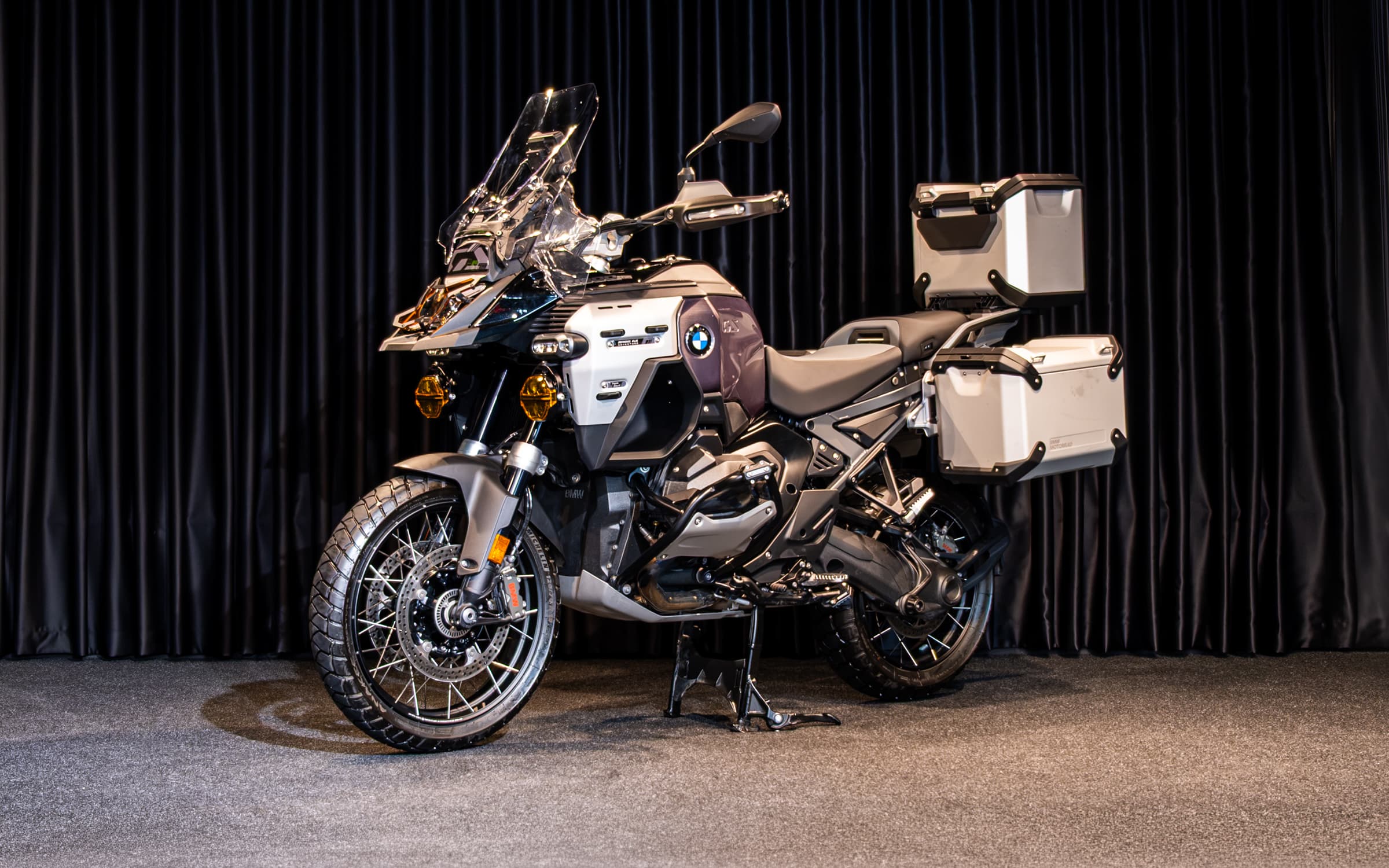 BMW R 1300 GS Adventure Triple Black 2025 ön üç çeyrek görünüm