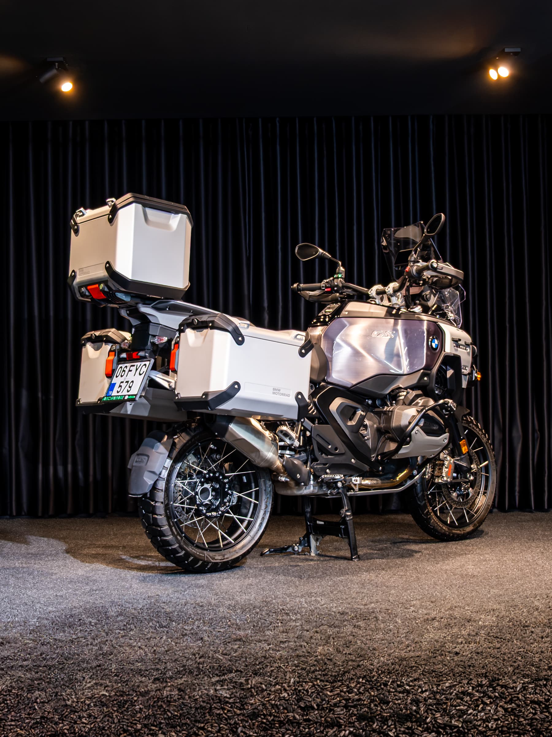 BMW R 1300 GS Adventure Triple Black 2025 arka üç çeyrek görünüm