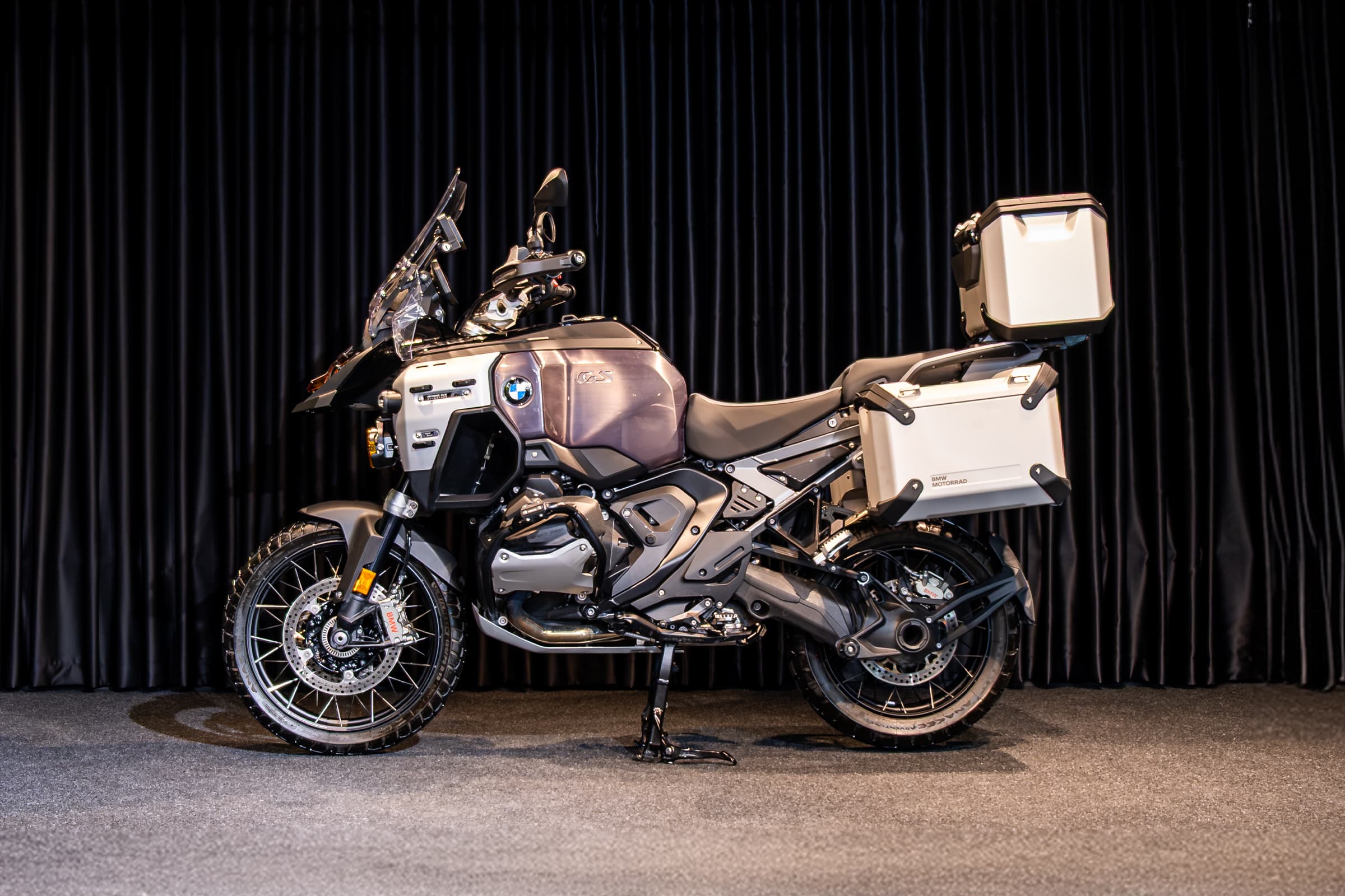 BMW R 1300 GS Adventure Triple Black 2025 sol yan profil