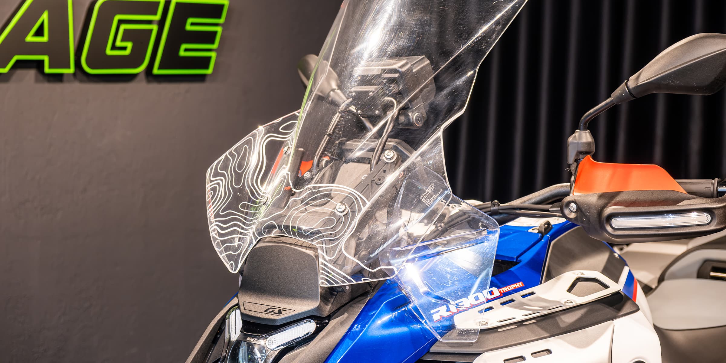 BMW R 1300 GS Adventure Trophy 2025, showroomda sağ yandan geniş kadraj