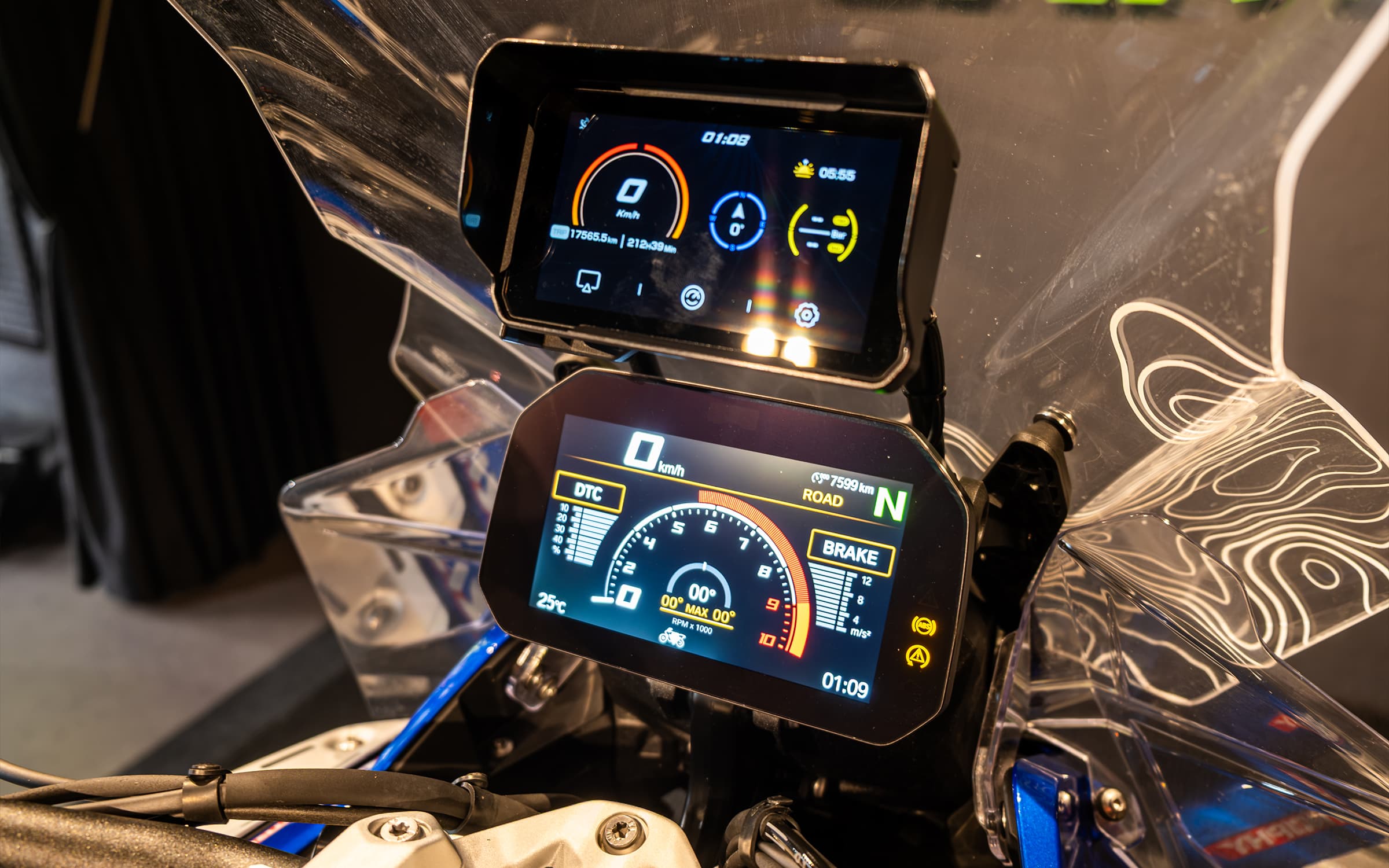 BMW R 1300 GS Adventure Trophy 2025 kokpiti: dijital göstergeler