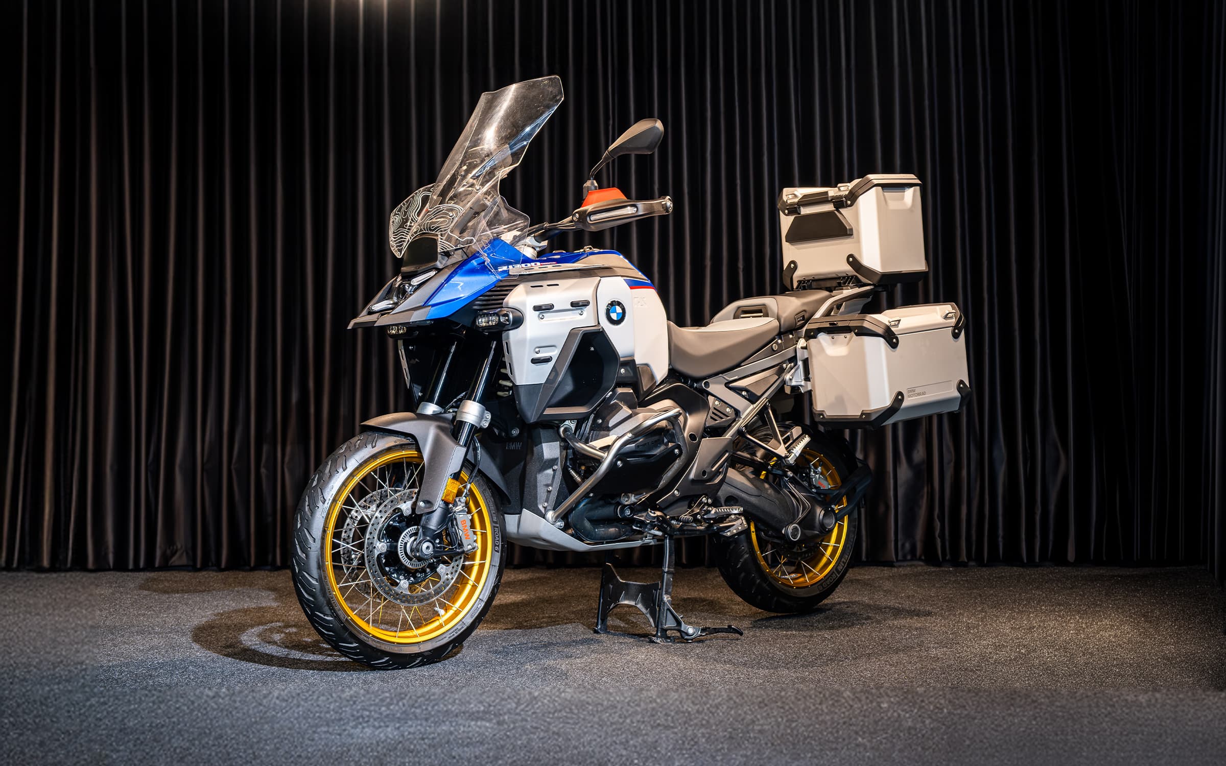BMW R 1300 GS Adventure Trophy 2025 ön üç çeyrek görünüm