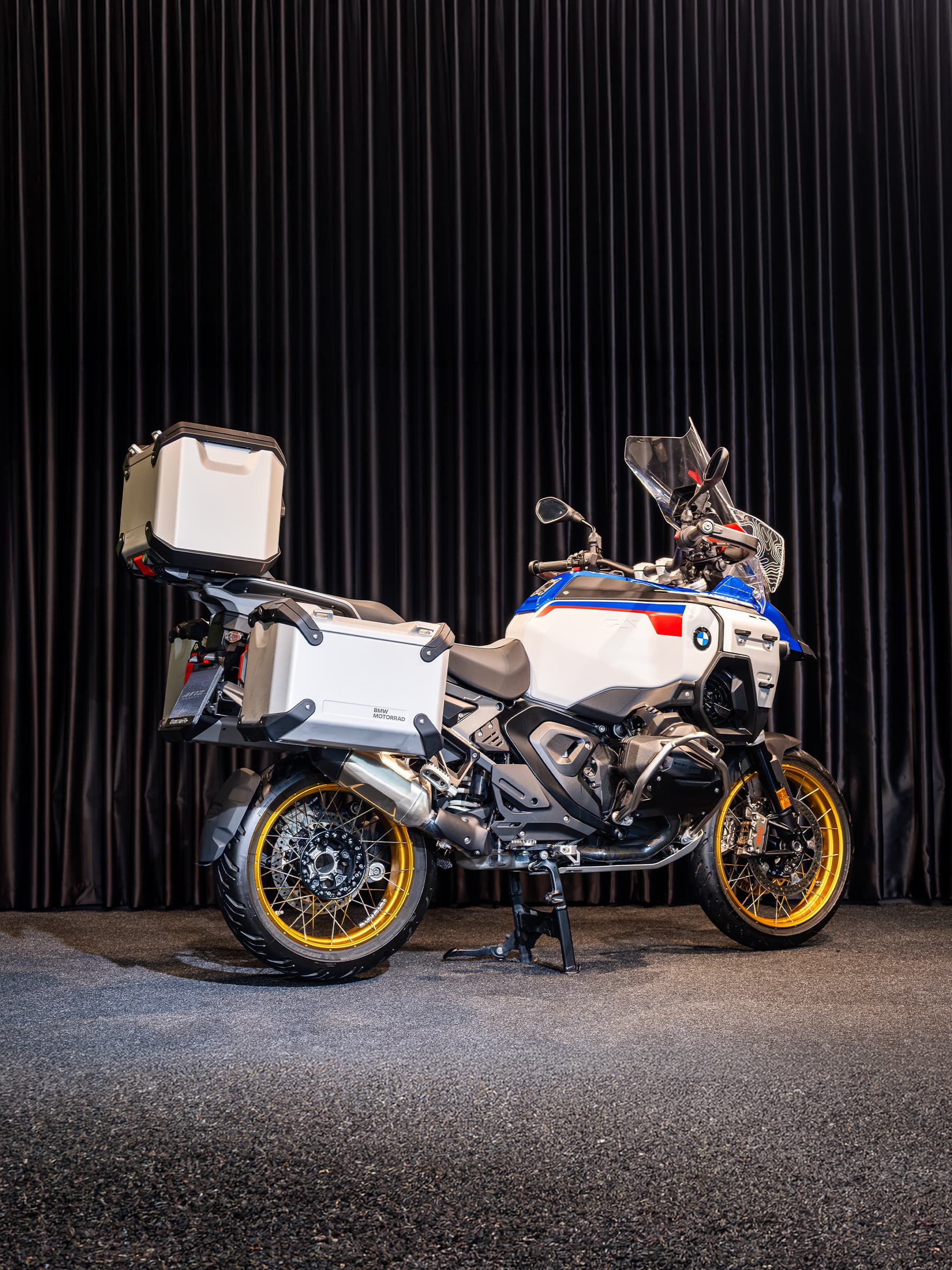 BMW R 1300 GS Adventure Trophy 2025 arka üç çeyrek görünüm