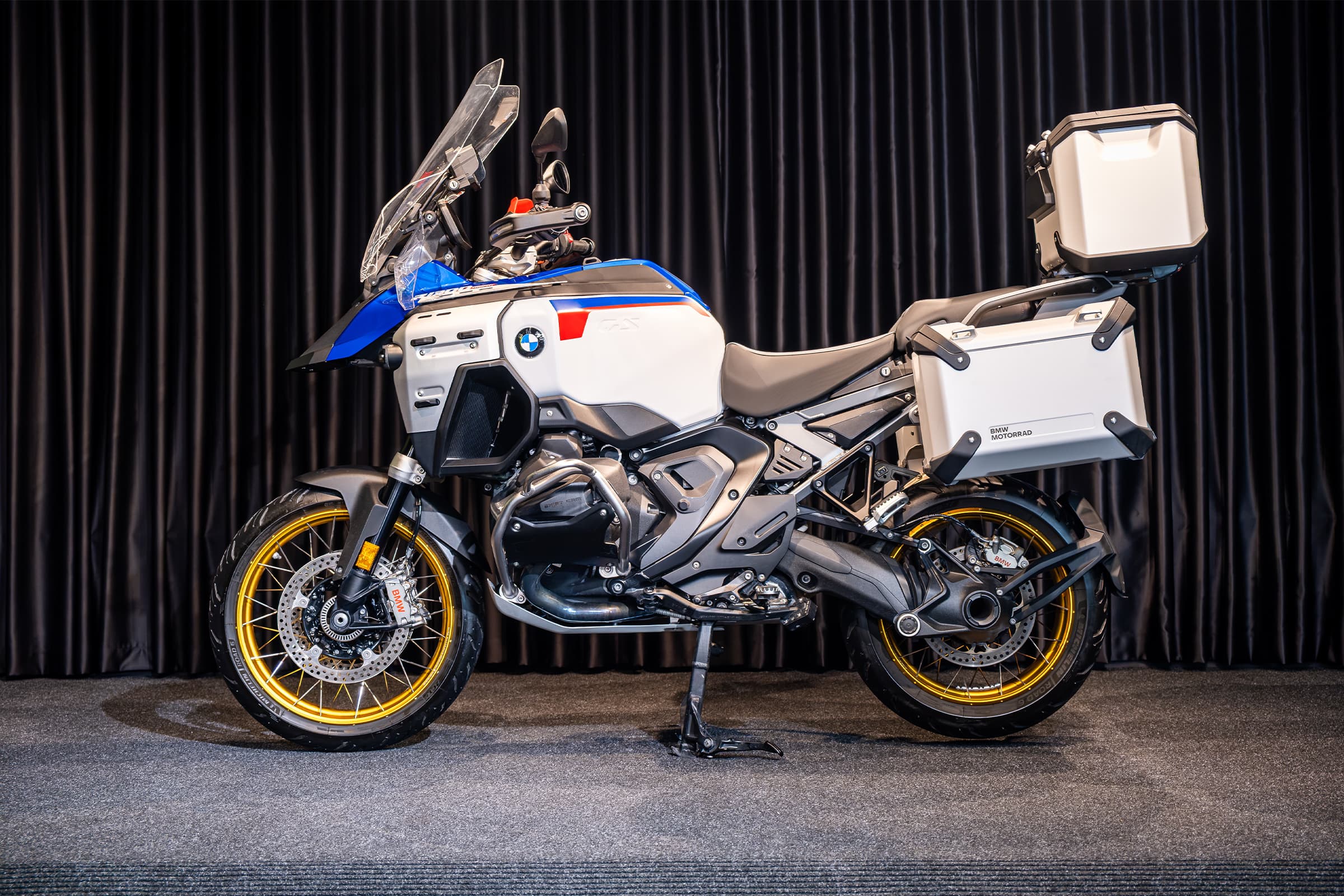 BMW R 1300 GS Adventure Trophy 2025 sol yan profil