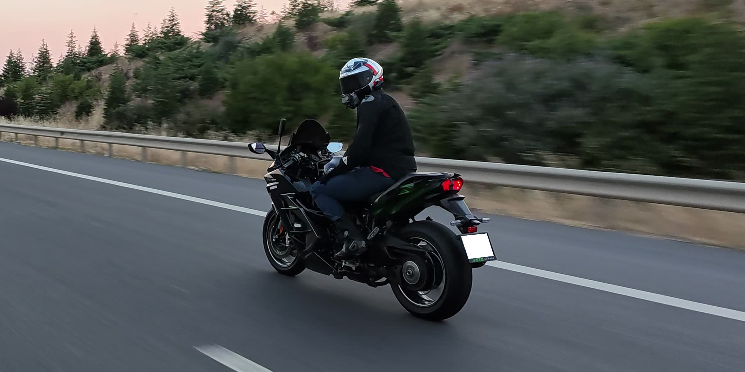 Kawasaki Ninja H2 SX SE 2024, showroomda sağ yandan geniş kadraj