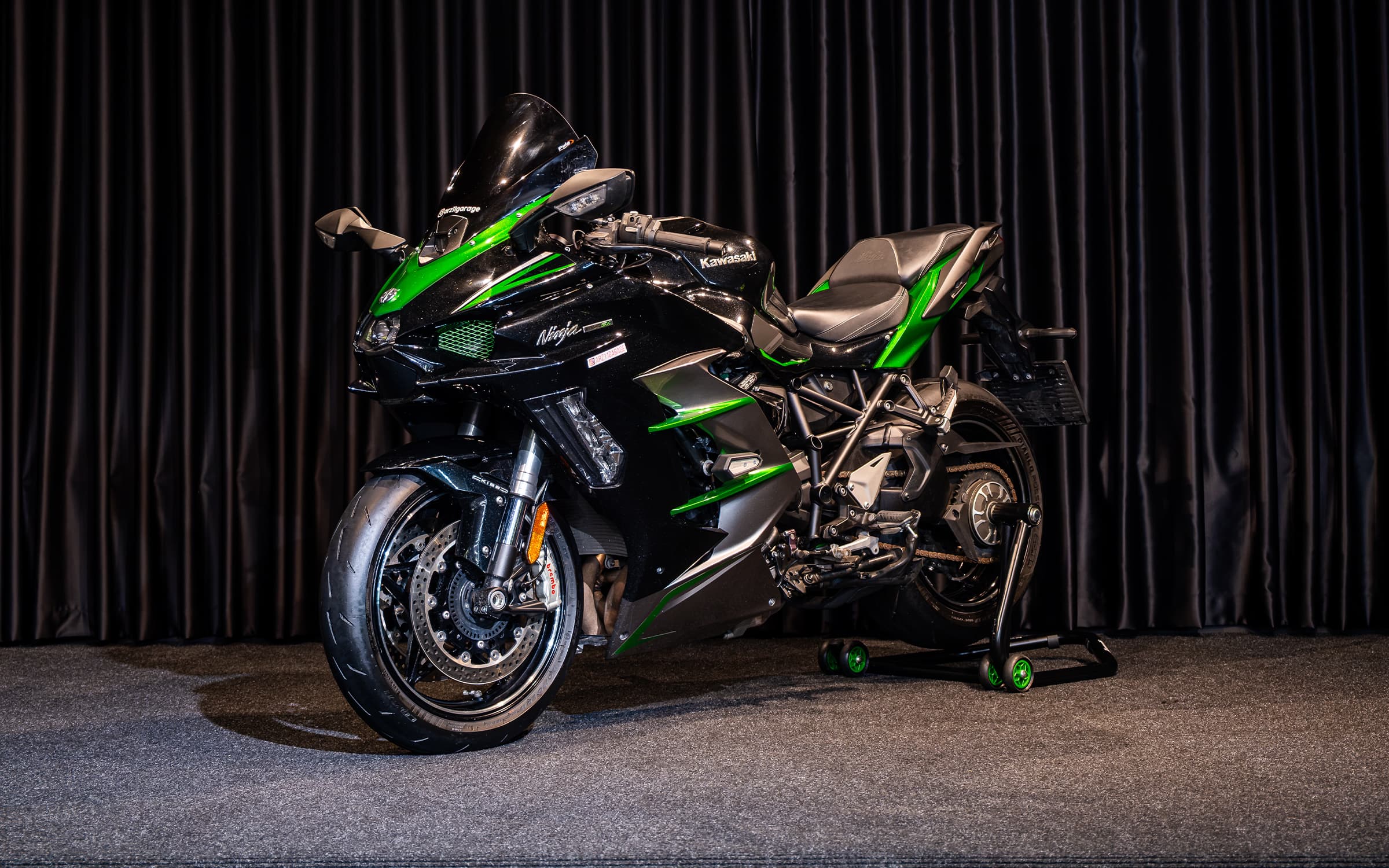 Kawasaki Ninja H2 SX SE 2024 ön üç çeyrek görünüm