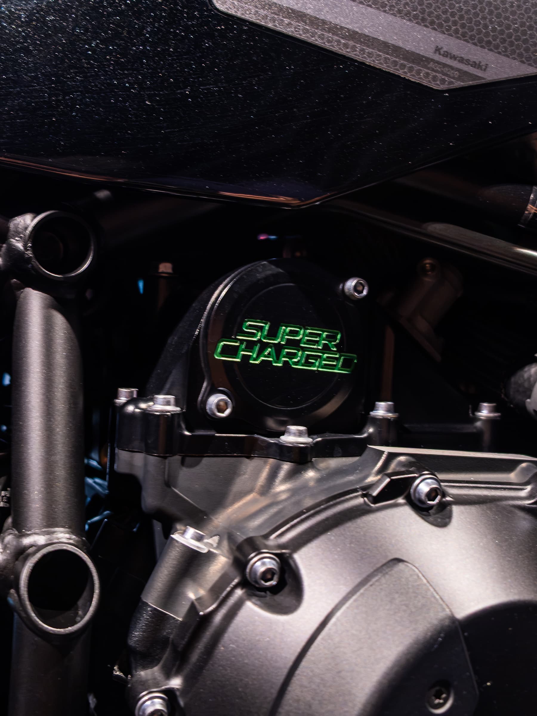 Kawasaki Ninja H2 SX SE 2024'ün Hayabusa logolu radyatör koruyucusu ve Brembo fren kaliperi