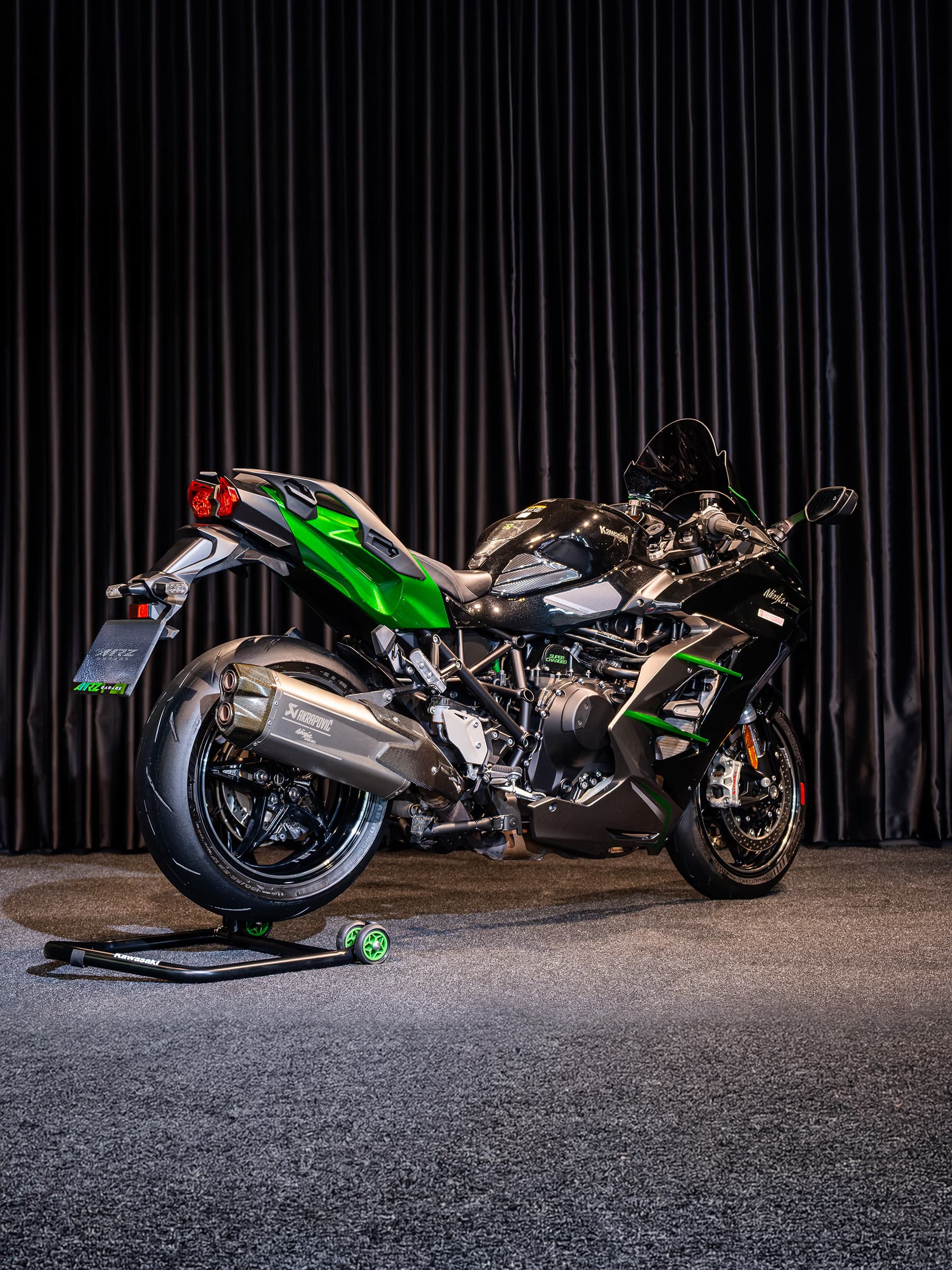 Kawasaki Ninja H2 SX SE 2024 arka üç çeyrek görünüm ve Akrapovič egzoz