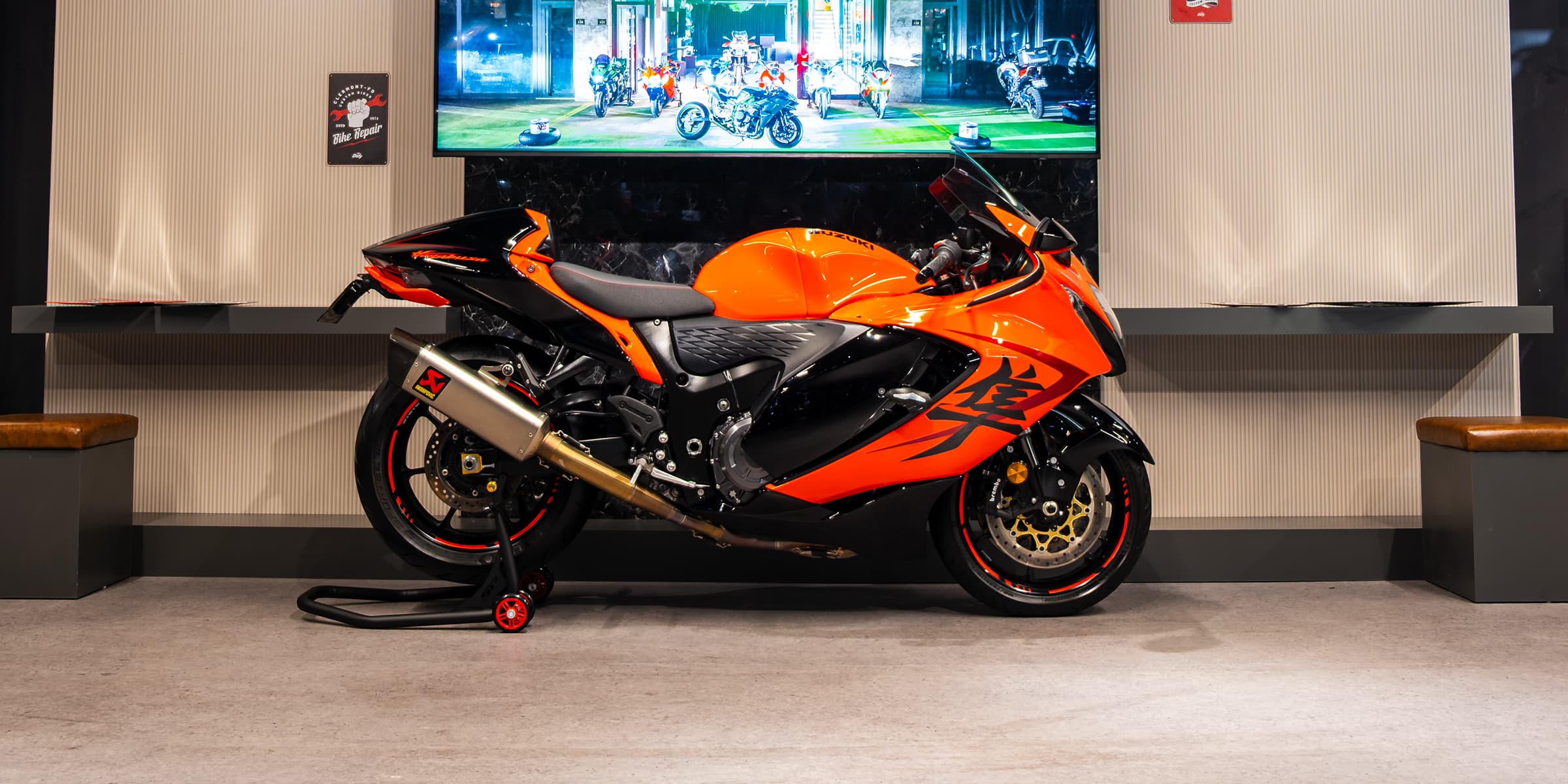 Suzuki GSX-R 1300 Hayabusa, showroomda sağ yandan geniş kadraj