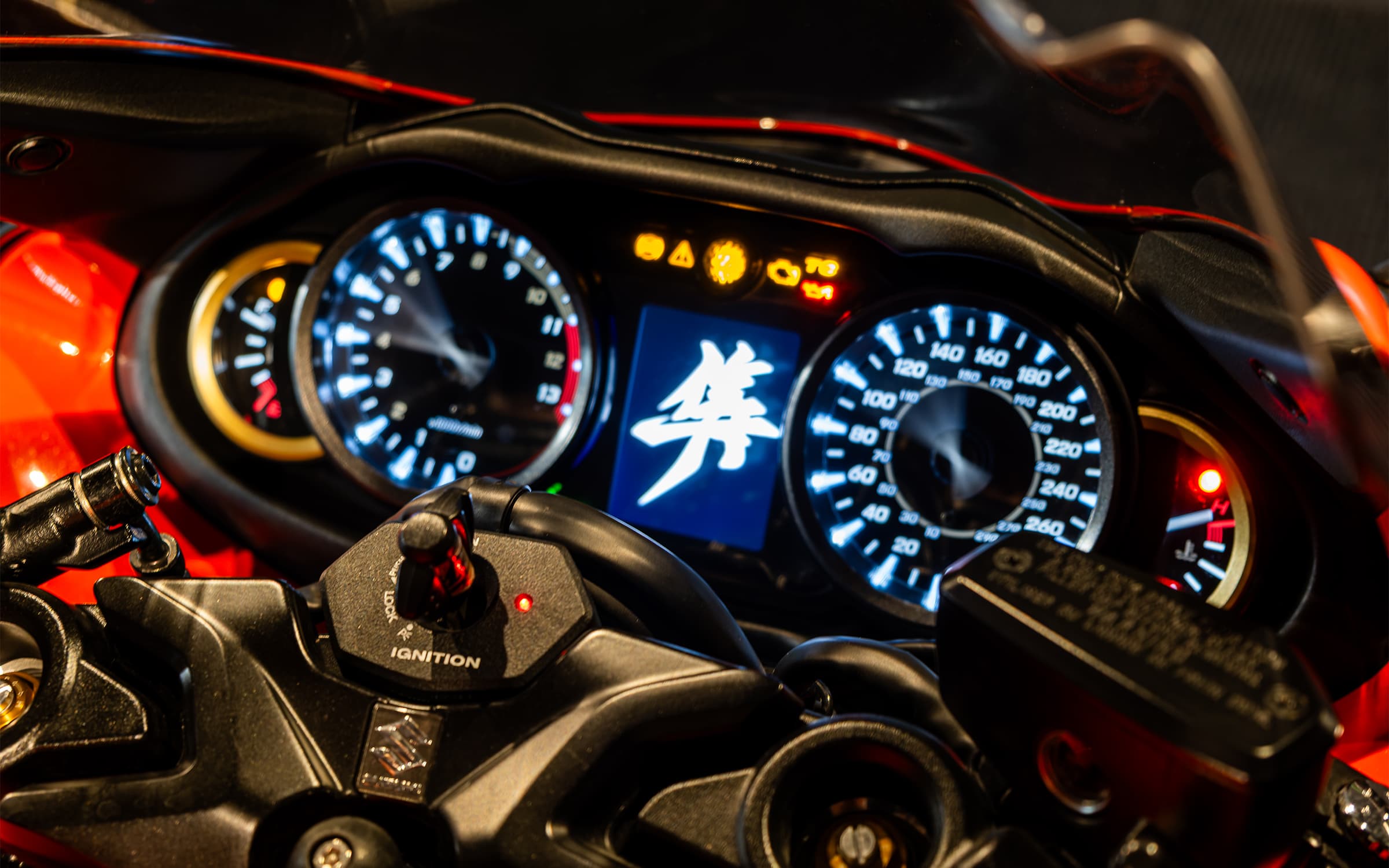 Suzuki GSX-R 1300 Hayabusa kokpiti: analog göstergeler ve ortadaki ekranda Hayabusa amblemi