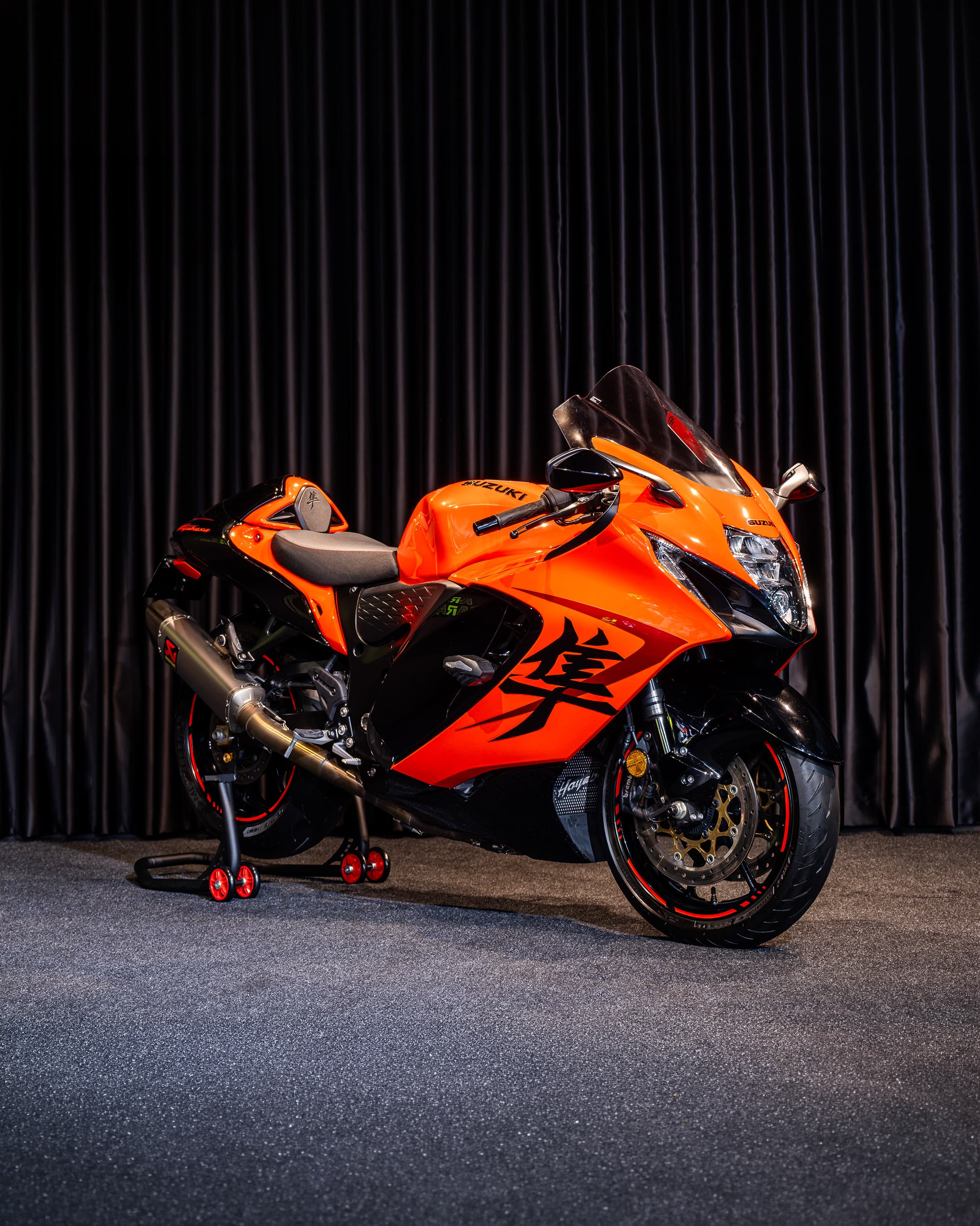 Turuncu-siyah Suzuki GSX-R 1300 Hayabusa 2023