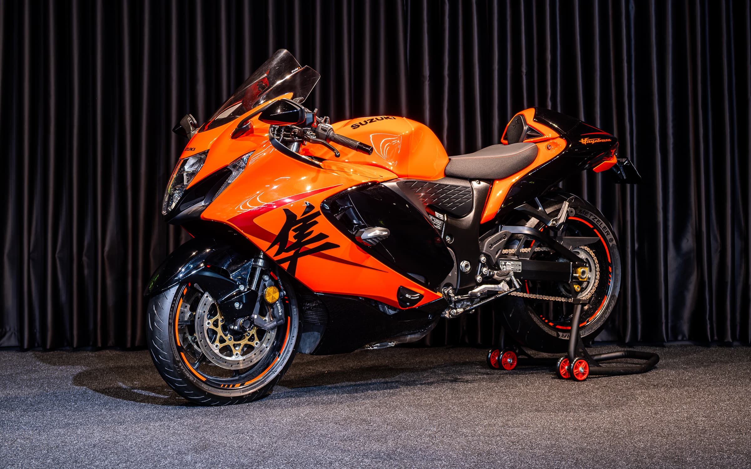 Suzuki GSX-R 1300 Hayabusa ön üç çeyrek görünüm