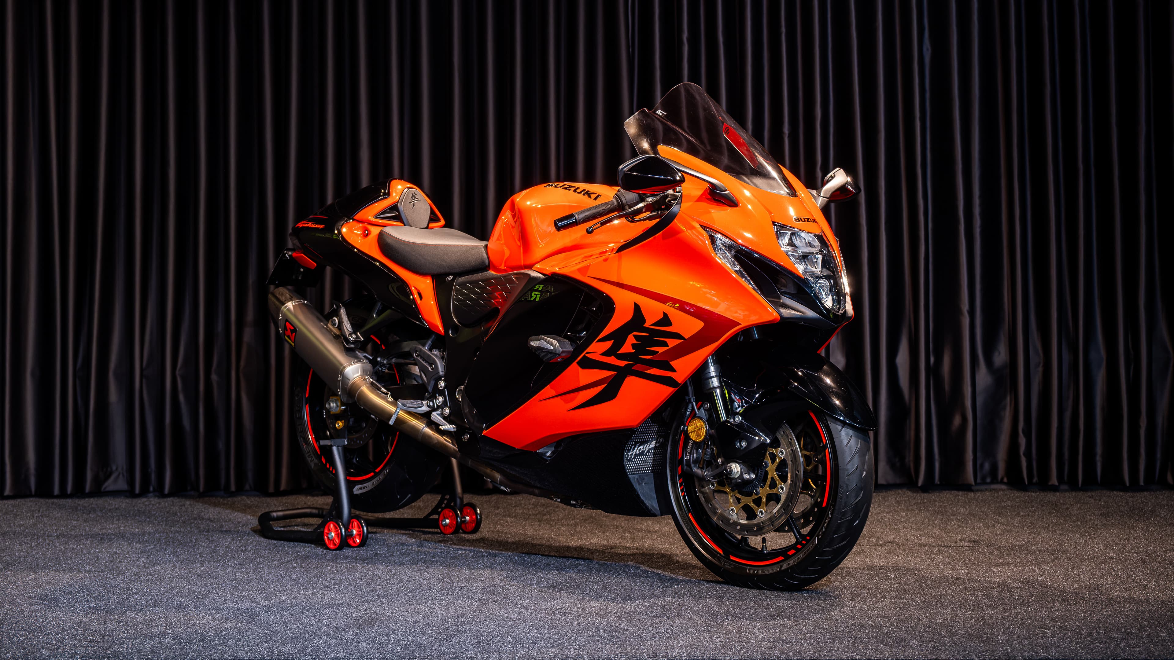 Turuncu-siyah Suzuki GSX-R 1300 Hayabusa 2023