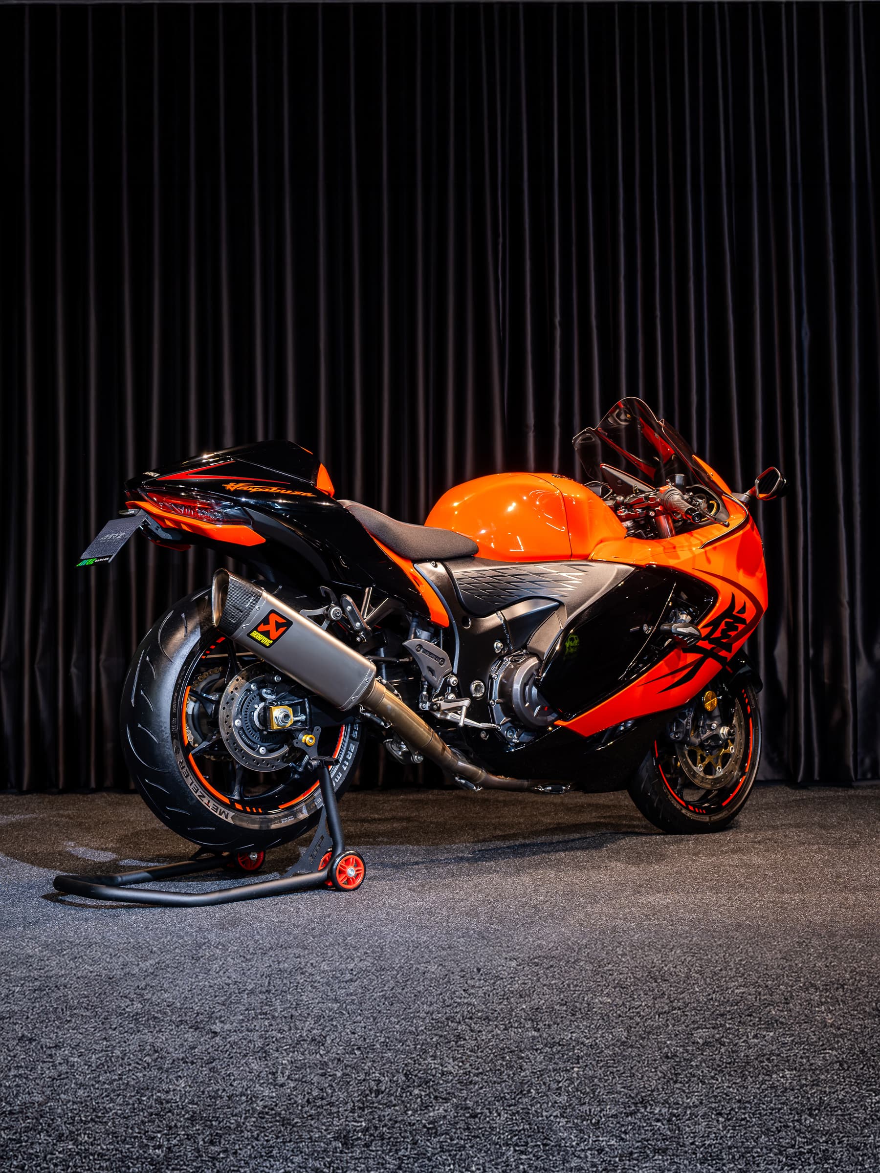 Suzuki GSX-R 1300 Hayabusa arka üç çeyrek görünüm ve Akrapovič egzoz