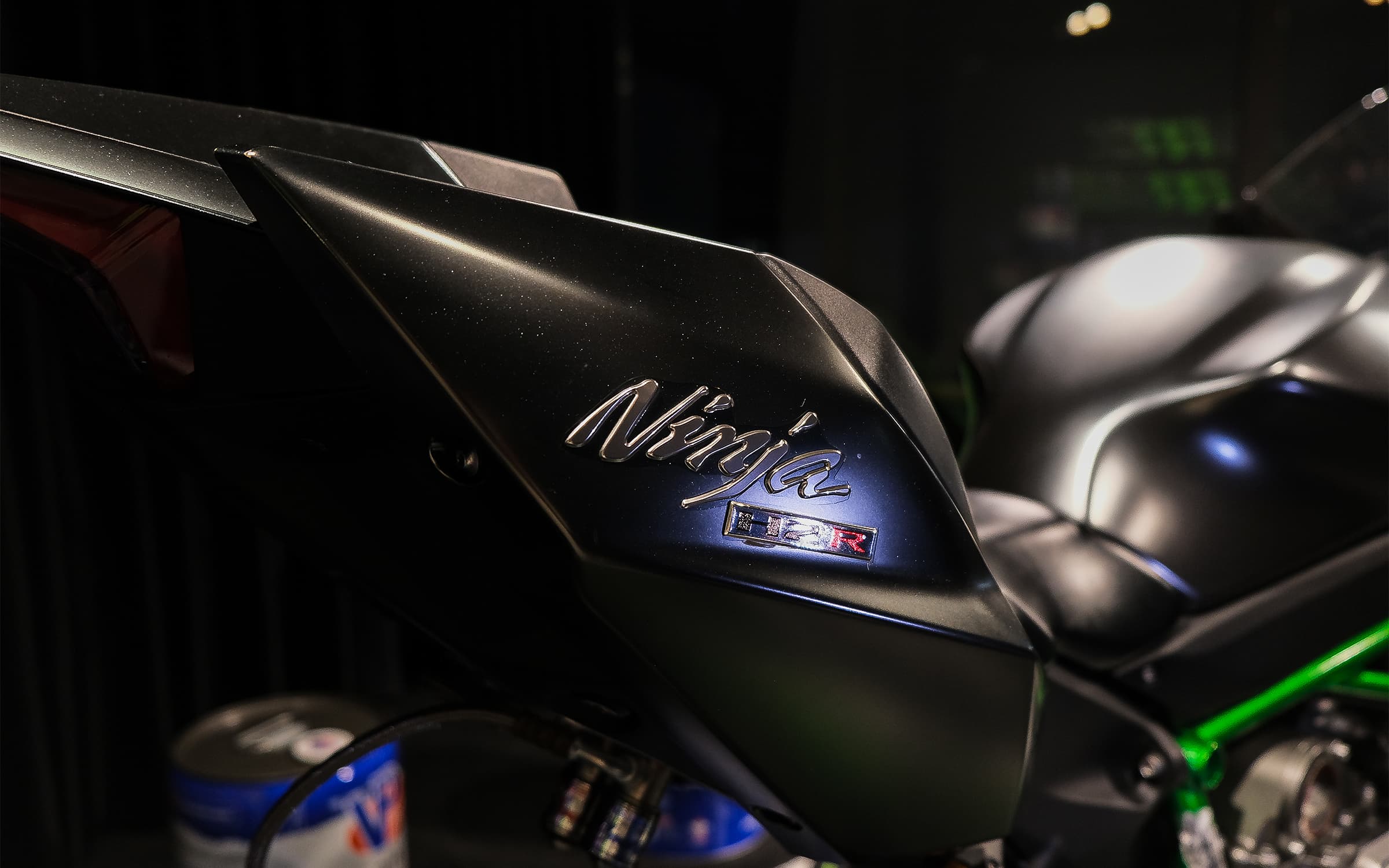 Kawasaki Ninja H2R kaportasındaki H2R yazısı ve marka rozeti