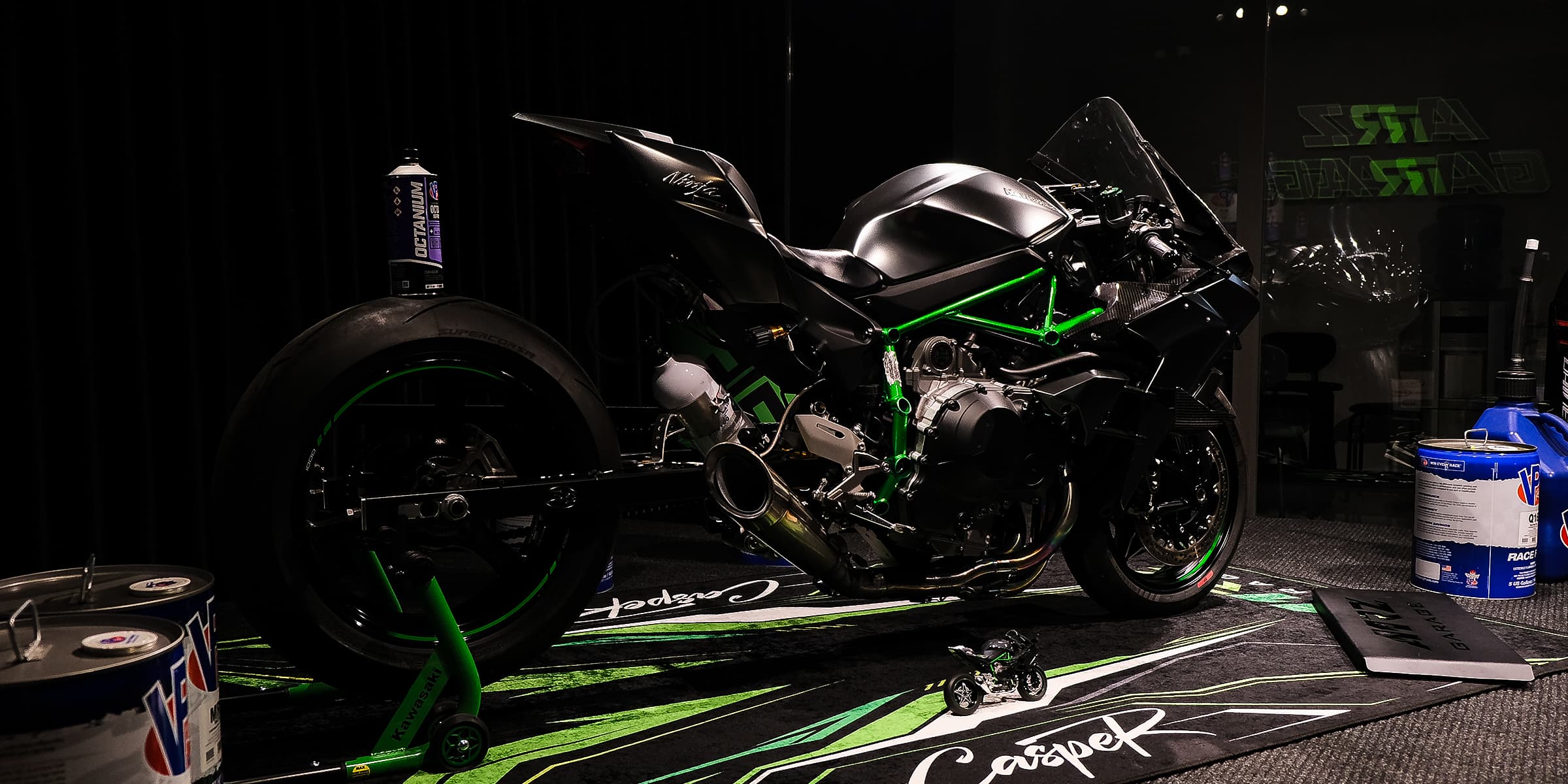 Casper'ın genel karakterini gösteren geniş Kawasaki Ninja H2R detayı